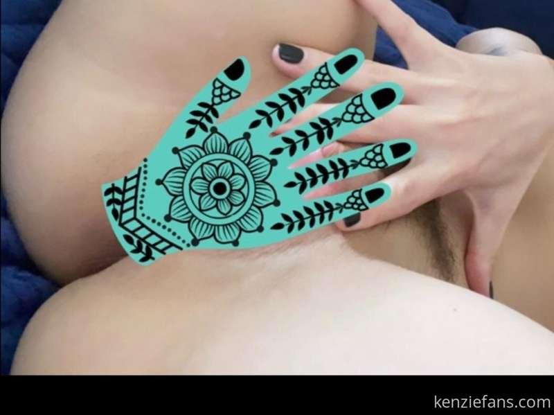 Cum slide in my DM and make this hand move 😈💦