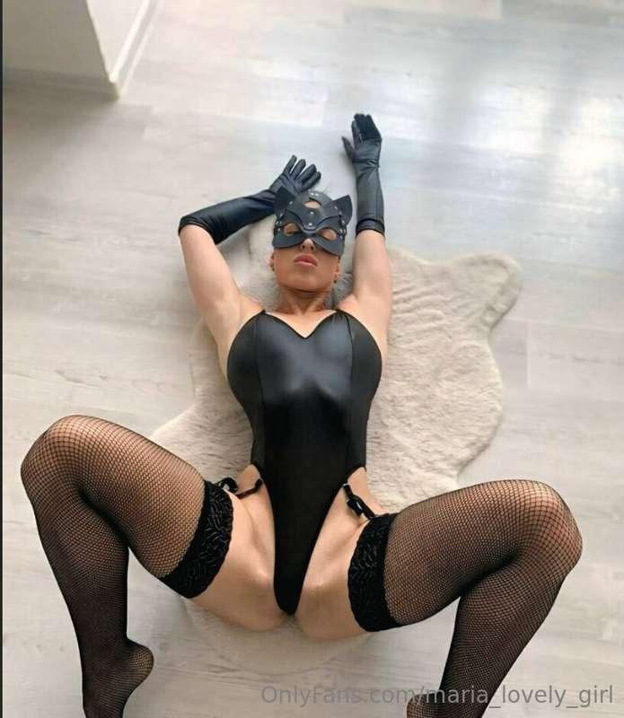 This hot MILF @stepmom_alexa is already very wet 💦 and waiti..