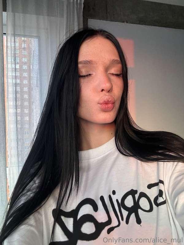 Wanna get a kiss?💋