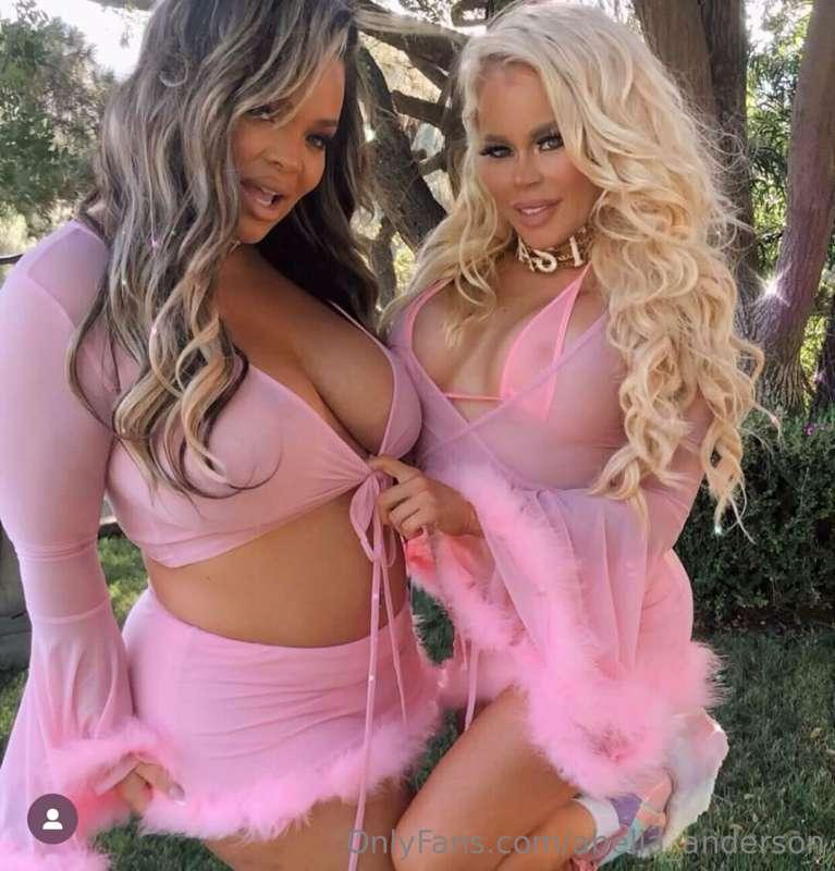 https://onlyfans.com/nikkidelano
Hola mis amores ..
caption ..