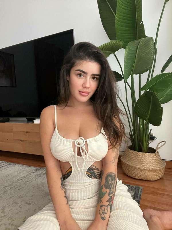 How's your summer going honey? Tell me in dm's 😍