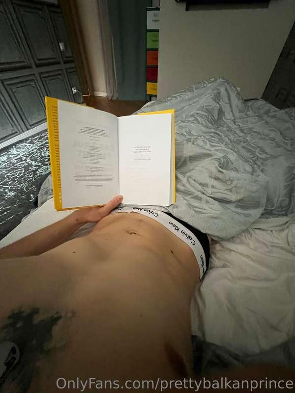 Chillin home today 📚🤓 Wanna read some books w me? 😈