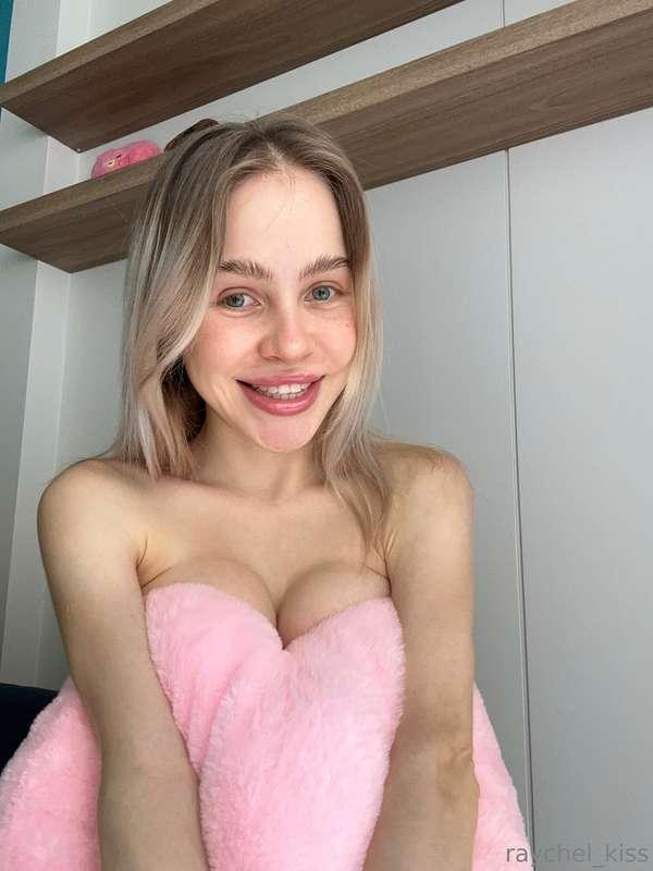 What could be more mesmerizing than a woman's smile?😇