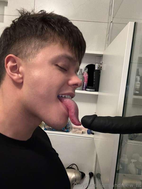 Give me your dick to suck😝