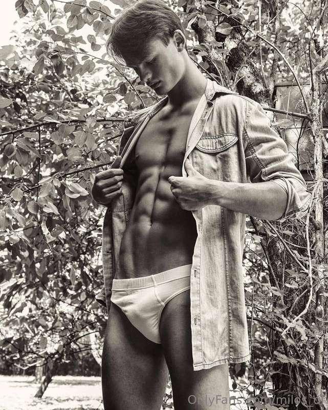 Wanna feel that bulge? 😈