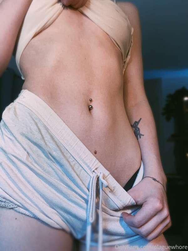 I got another piercing! 💕 Say hi to my belly button piercing..