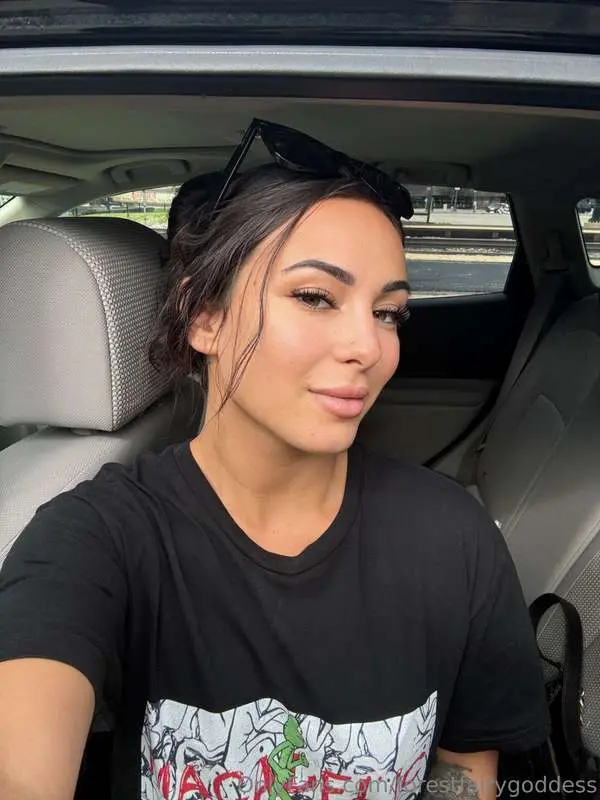 Like if I should make some content in the car 🙊