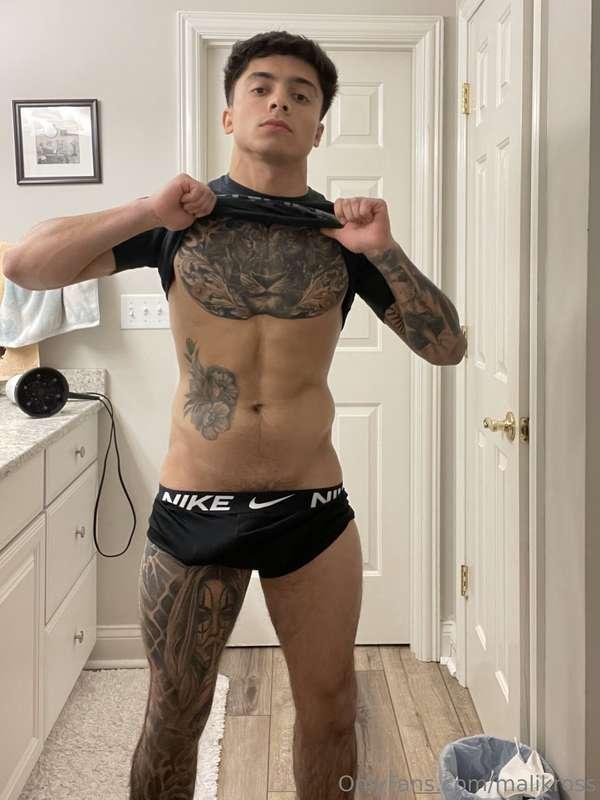 My clothes would look great on your bedroom floor 😏