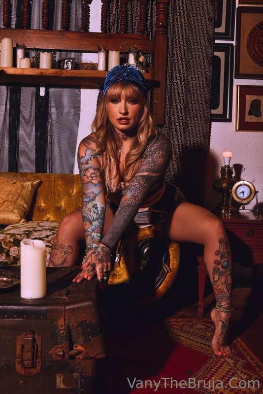 Sexy little witch bitch 💜😈🔮 in your dms ‘!!!