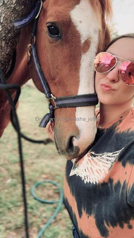 Country girl life ✌🏼 Couldn’t get any better! Happy Sunday, ..