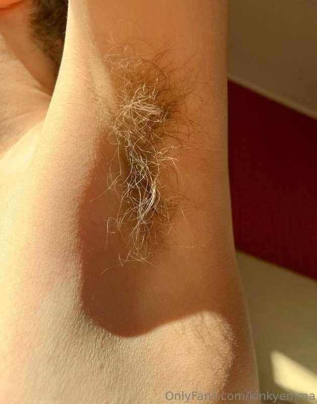 Kiss my big tits and hairy pits! 