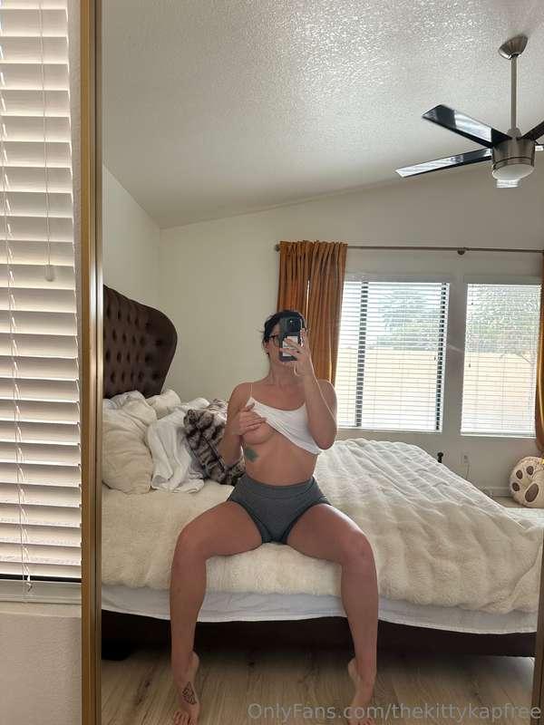 Good morning babes...let's have a lazy Sunday together 😘  𝑾𝒂..
