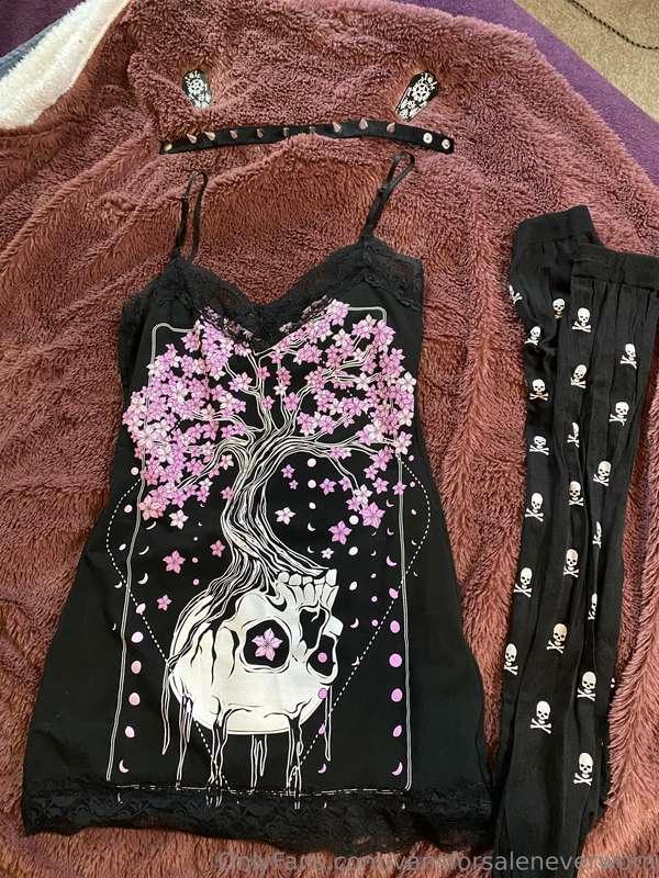 Making a video later 😘 outfit for it 🖤