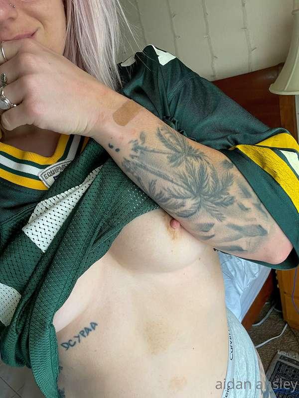 good morning it’s game day! 
if we win i’ll make myself cum ..