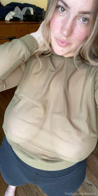 This sheer top 💕💓 nipples looking so suckable