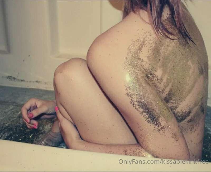 Throwback to when i used to fill bathtubs with glitter (or f..