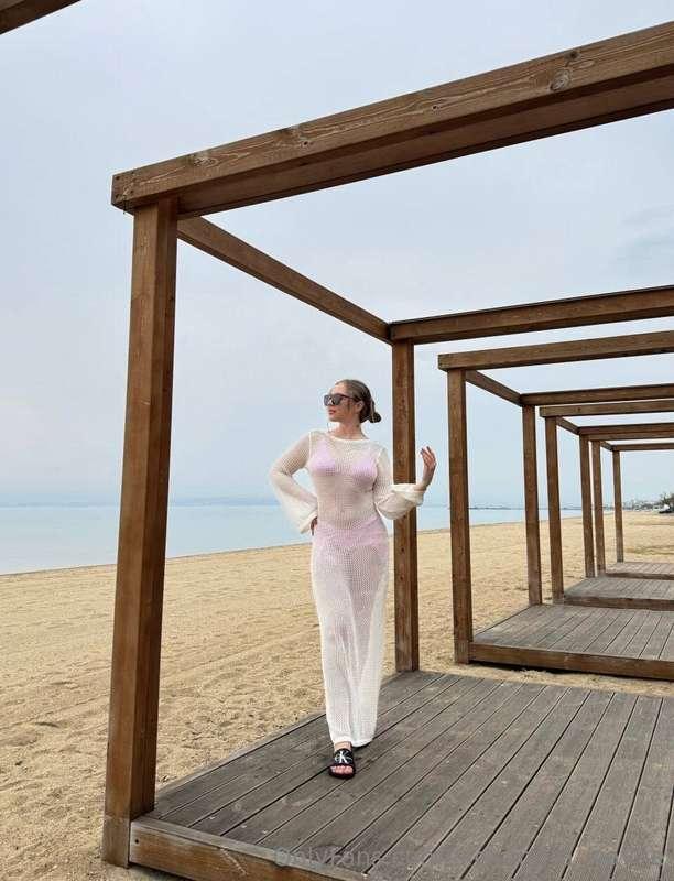 Walking by the sea feels like a soul reset 🌊The sound of wav..