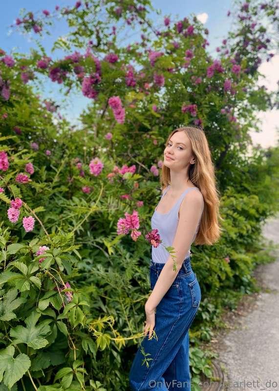 Girl among the flowers🌺🌺