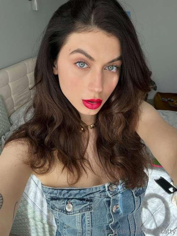 Be careful. Those red lips drive people crazy 😏💕