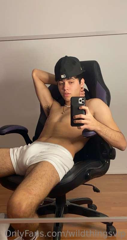 like if u want to sit on @brandoncardoso’s 🍆