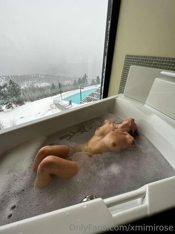 Tub big enough for 2😏