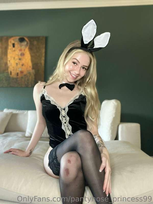 Your blonde bunny is here🐰😘🖤