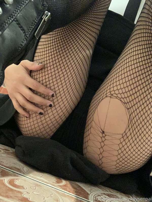 ripped my fishnets, looking a little sus 😳