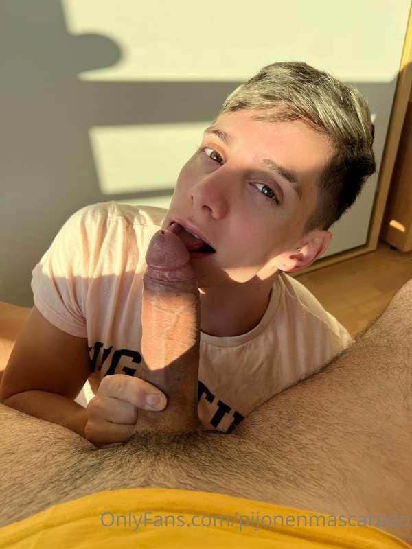 Give it a kiss 💋 
Dale un beso 💋 

@f_a_c_u_n_do
