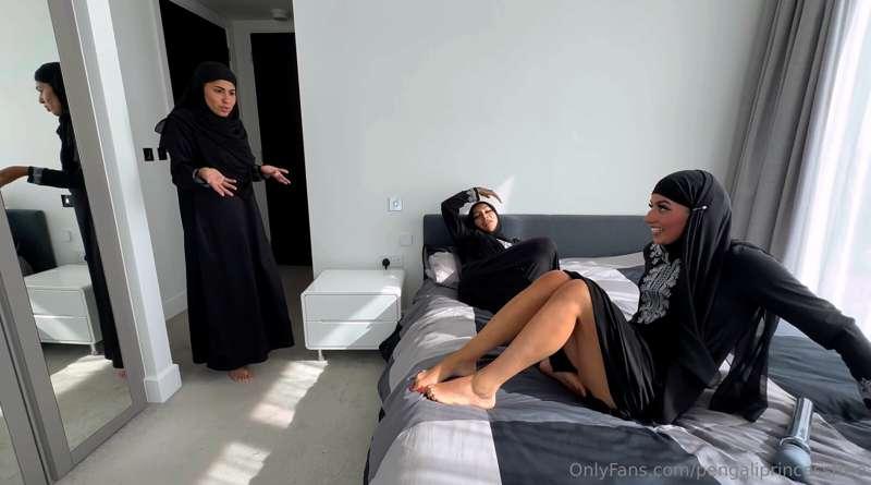 Naughty Hijabi Threesome 🥵

I was so surprised when I walked..