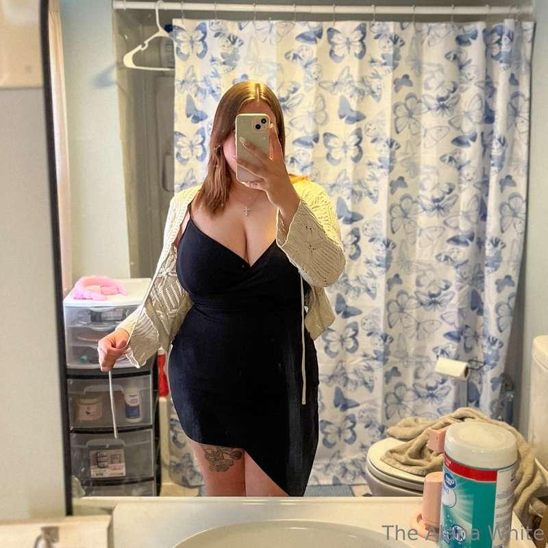 this dress fits me juuuust right 😏
