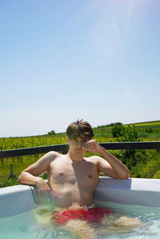 chillax in jacuzzi🤭 shall we have fun together?