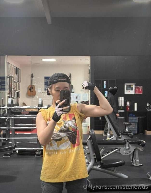 Mommy could crush you between these arms 💪