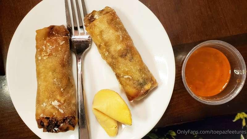 Crunchy spring rolls for two... or..all for me 🤤 How fortuna..