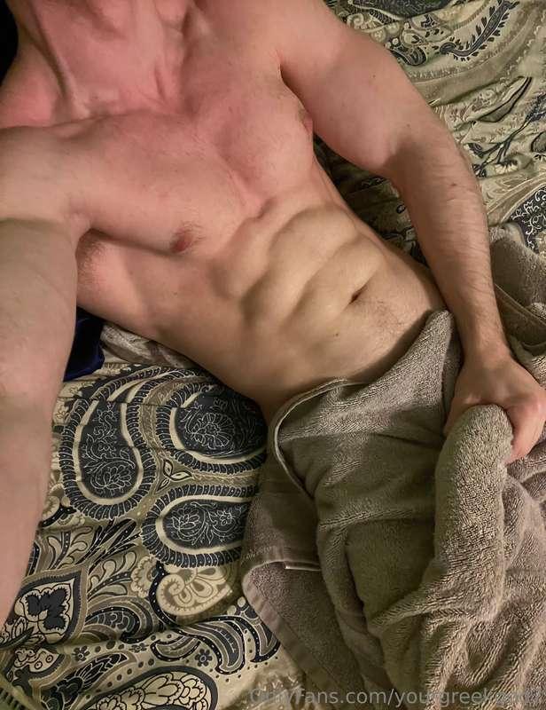 Swipe to see what’s throbbing under my towel🕶️
