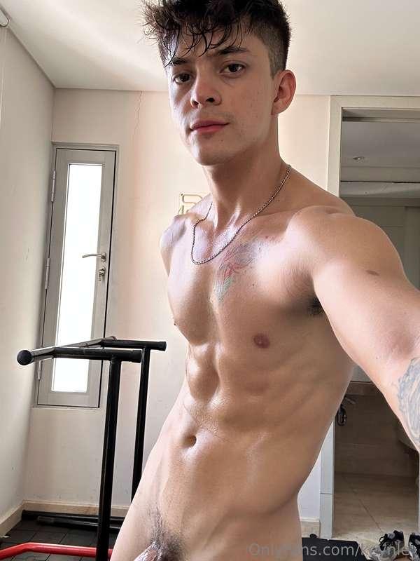 Extra sweatie 🥵 Would you lick my body?
