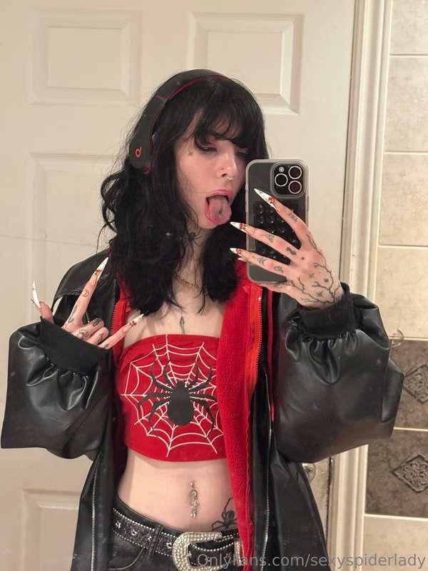 unlock to see my titties in my friends washroom☺️
