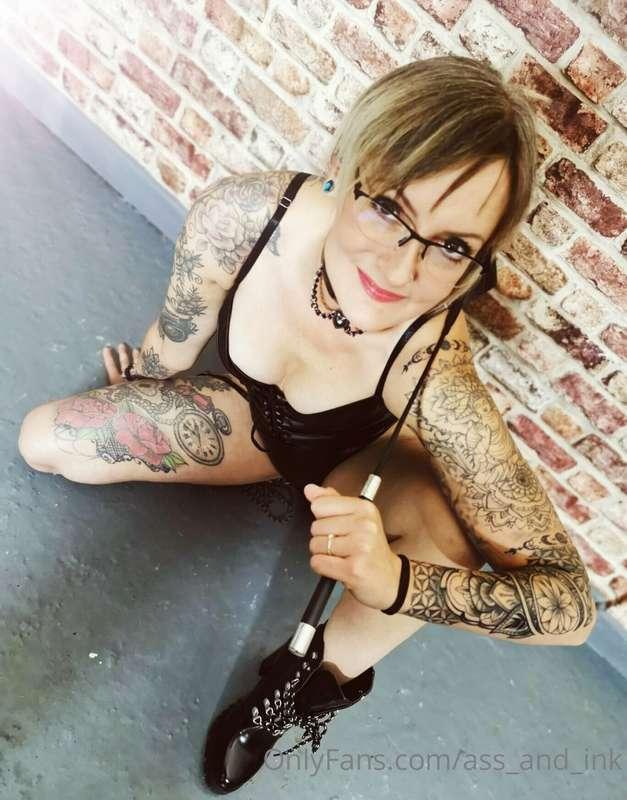 Love these boots and leather look combo 🖤 and I have a whip ..