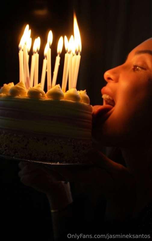 Happy birthday to meeee!!! 😻 can't wait to send my gifts 🎁 t..