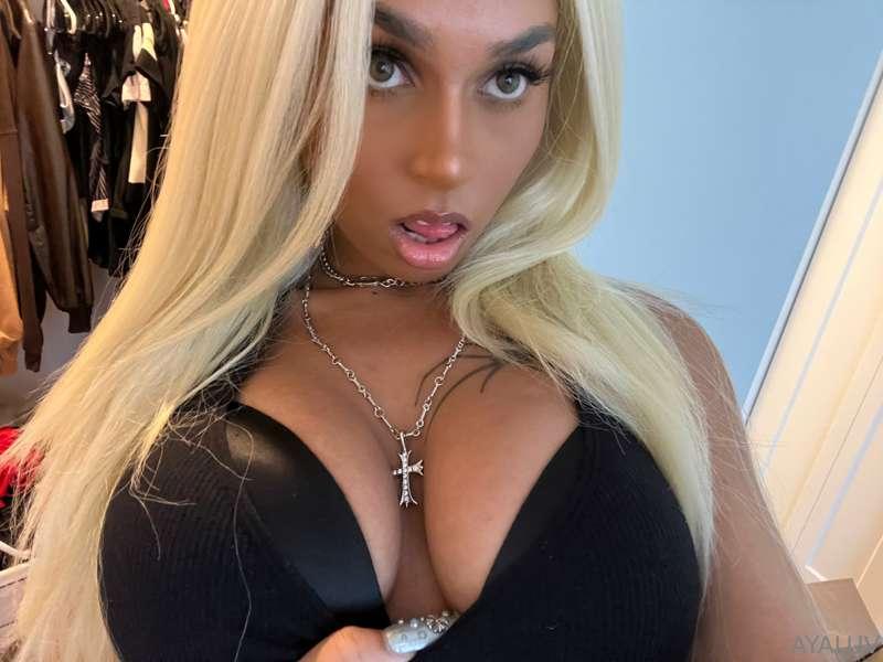 Put your face in between😛💋