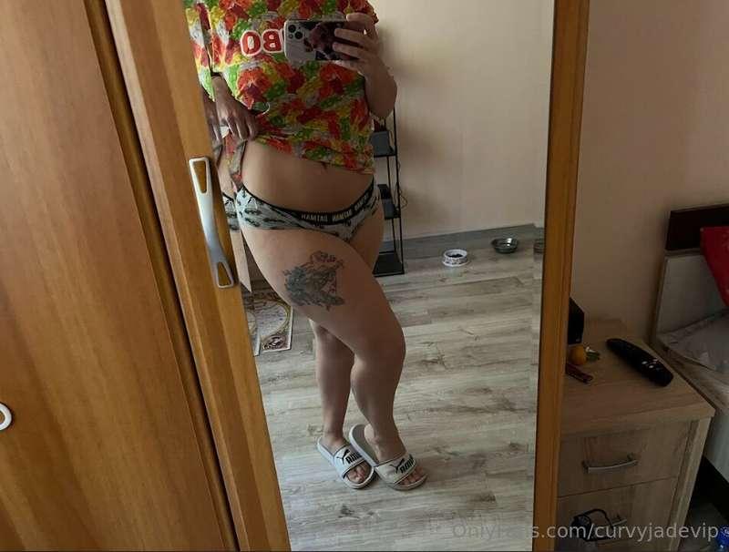 Legs for days, confidence that never fades. 🦵🏼💋