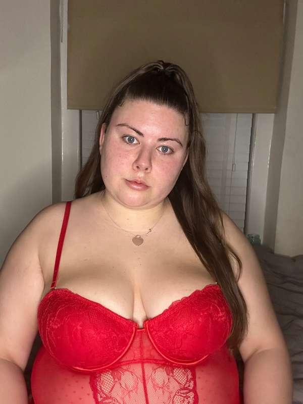 Who think I look sexy in red???😍