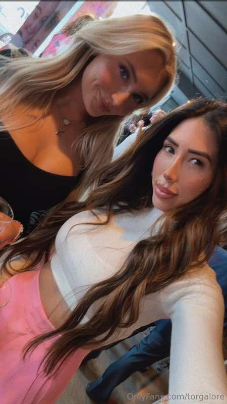 All you need is a brunette and a blonde 😜👯‍♀️💕 @nursenatalia