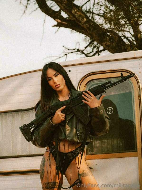 Do you have a gun for me baby? Show me in DM's😈