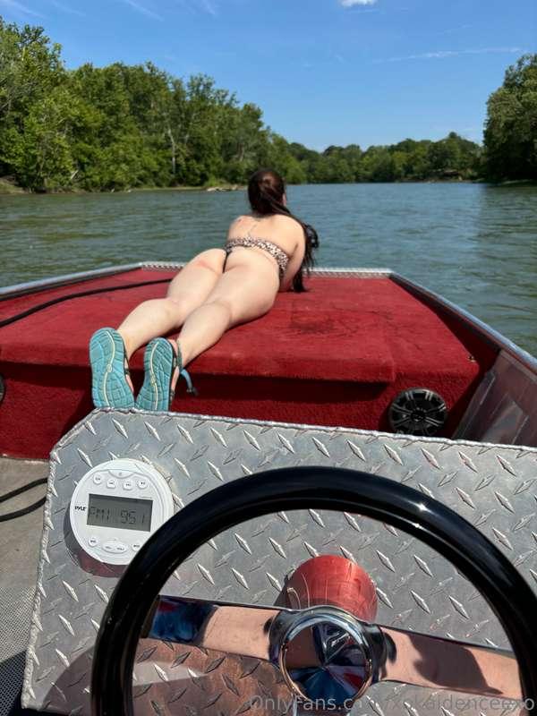ass so fat on da boat😩😻