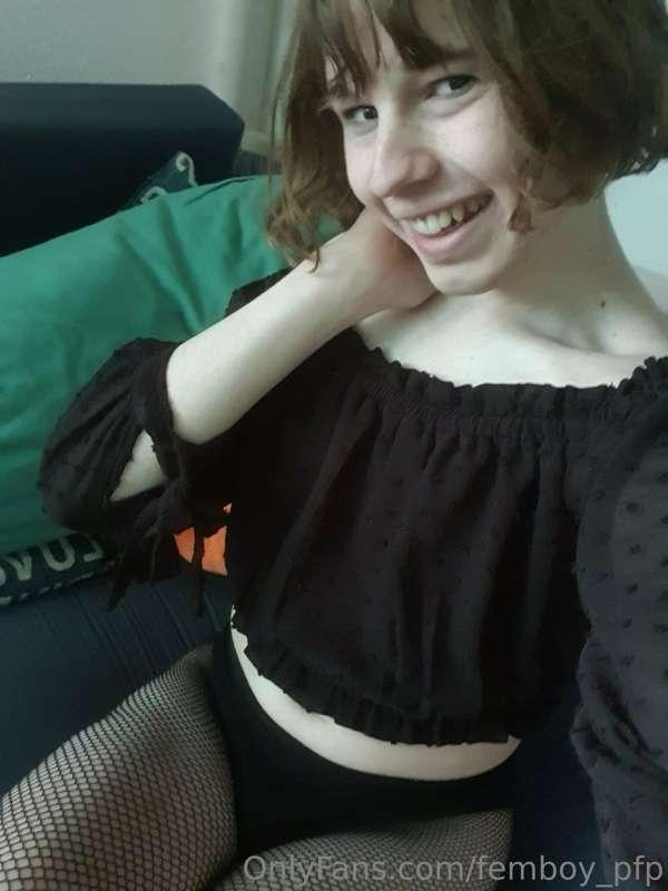 Cutie in fishnets, with an explosive cumshot at the end ;3