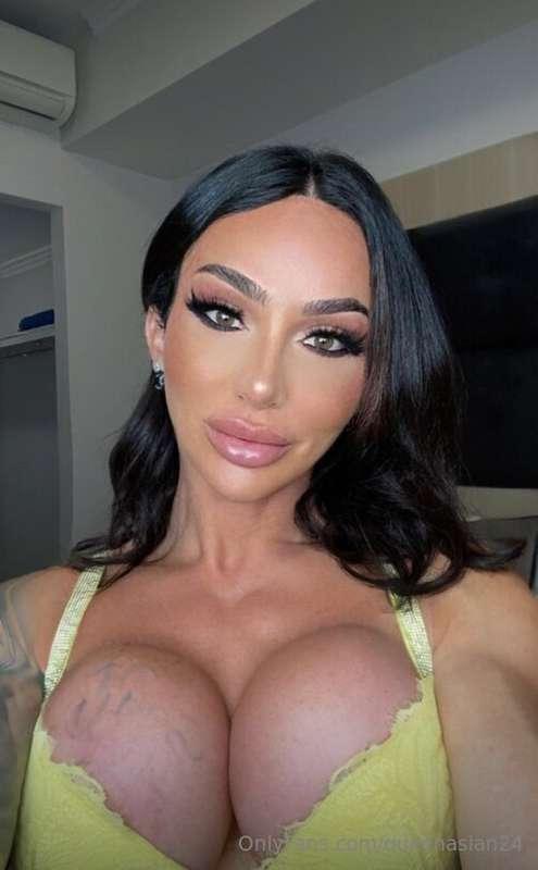 Wanna see this muscle mommy's cock? Cum sub to her page ;)ht..