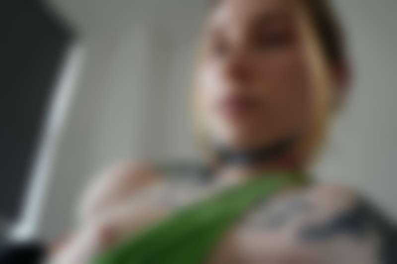 Gefallen dir meine neuen Titten? 💚 mehr gibt es auf @inkedso..