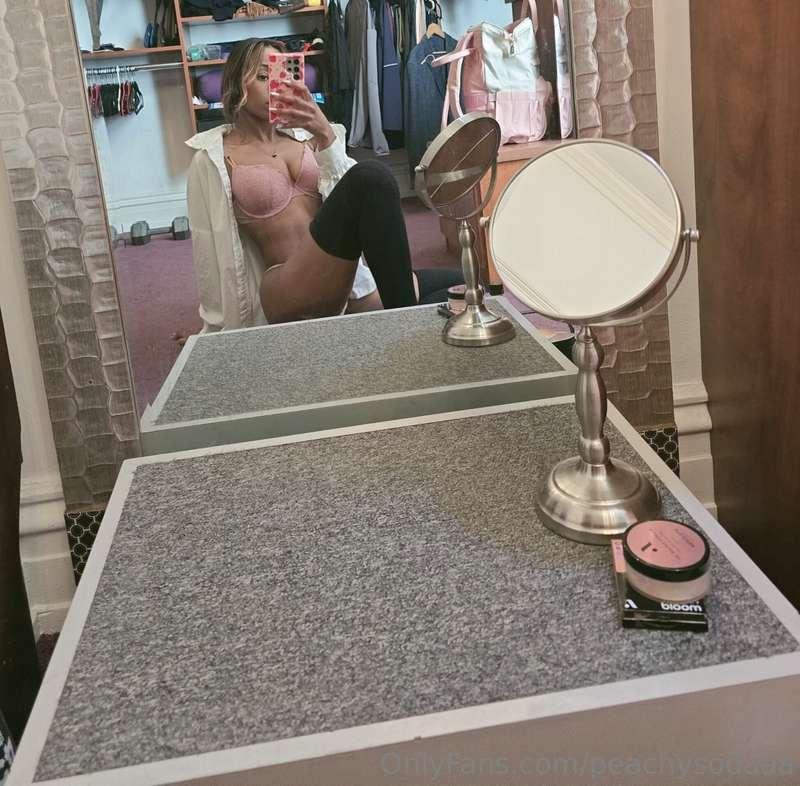 Quick selfie. Peachy is flying out the country againGone fro..