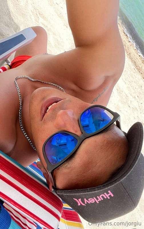 Can someone lend me some sunscreen? ☀️😘