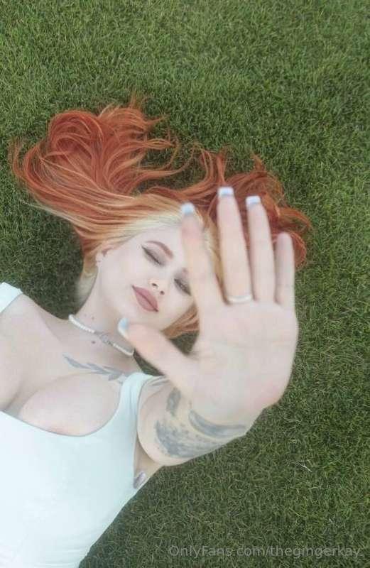 Isn’t the sky more magical when you're lying in the grass?🥰🥰